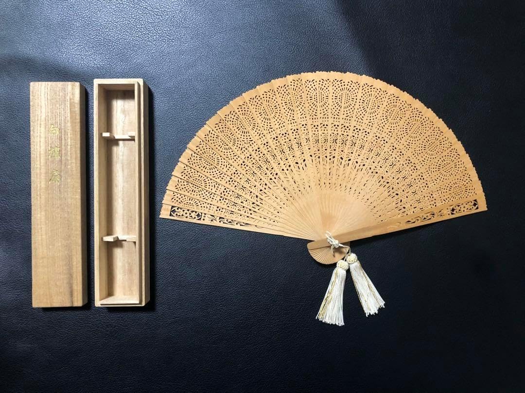 扇子　20cm 白檀　透かし彫り　繊細　細工　工芸　着物　和装 扇子 20.2cm 白檀 透かし彫り 繊細 細工 工芸 着物 和装